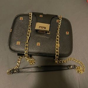 Black portable chain hand purse
